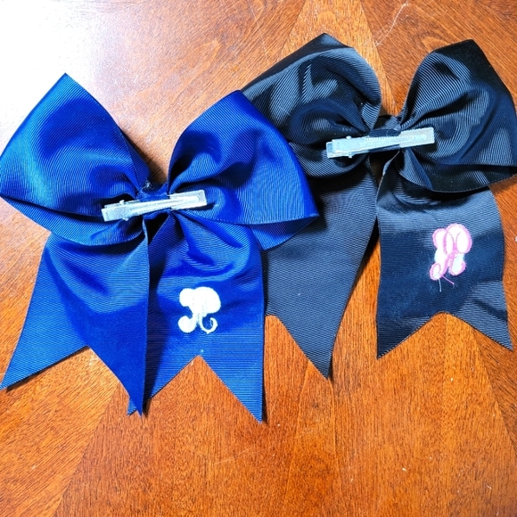 Hair Bows - Embroidered "R" - Picture 2 of 3